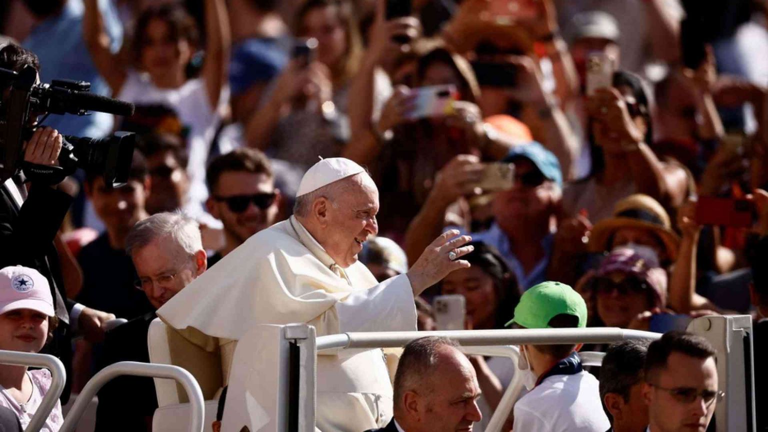 Il Papa: siamo la società della stanchezza. Di stregonerie e fake news