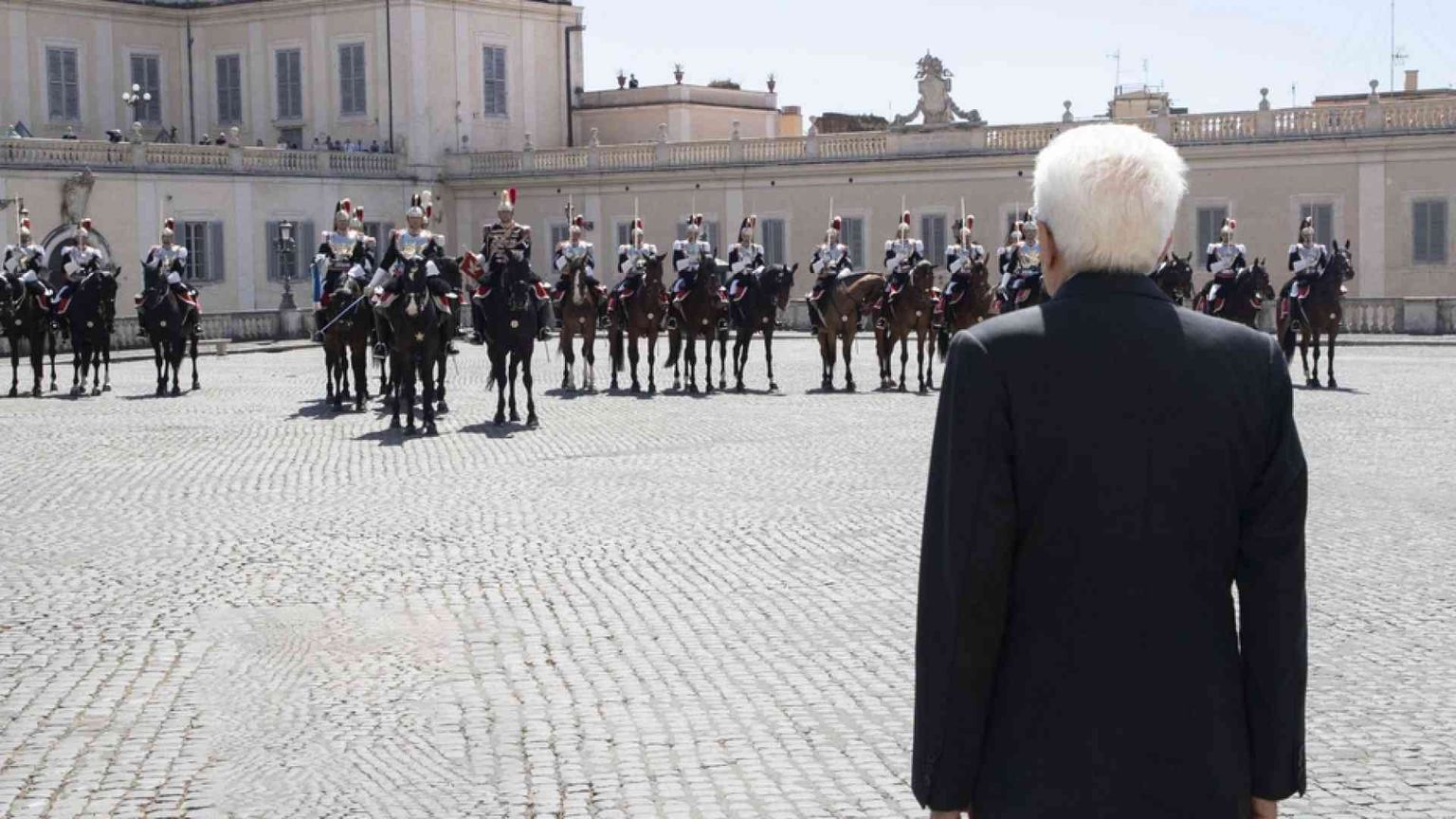 2 giugno, le parole di Mattarella: porre fine alla insensatezza della guerra