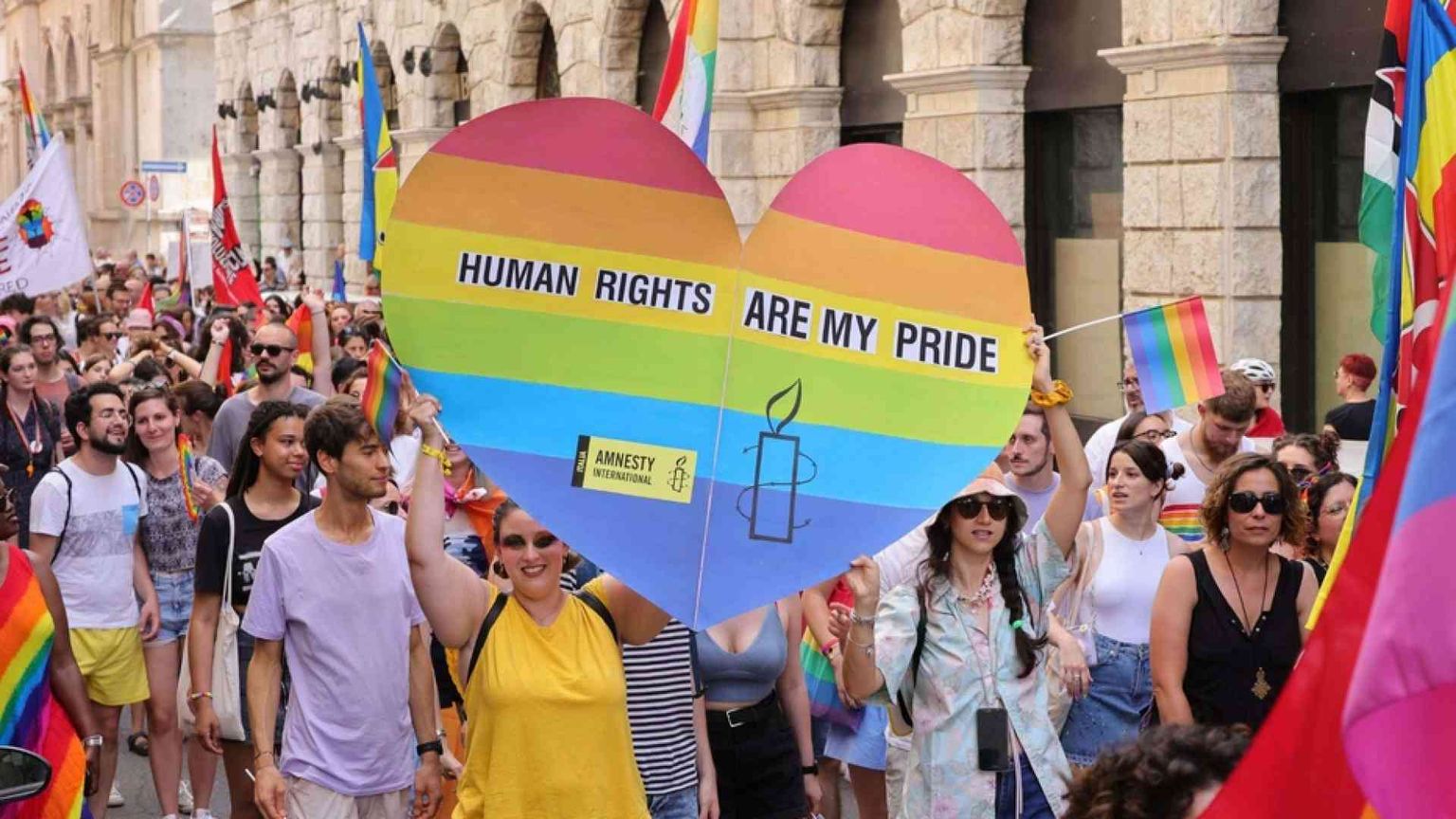 La Madonna blasfema al Pride, il dolore del vescovo. Scattano le indagini