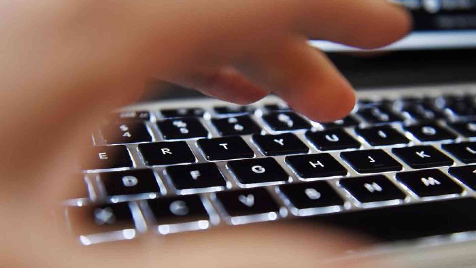 Abitudini post-Covid: lavoro da casa, ma troppe ore in Rete