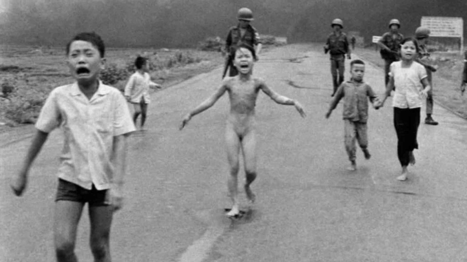 50 anni fa la foto della Napalm Girl: la fotografia tra realtà e memoria
