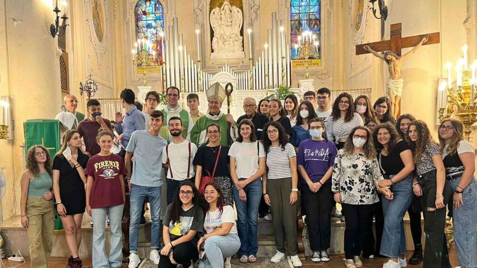 La Messa prima degli esami. L'arcivescovo Michele Seccia benedice i maturandi