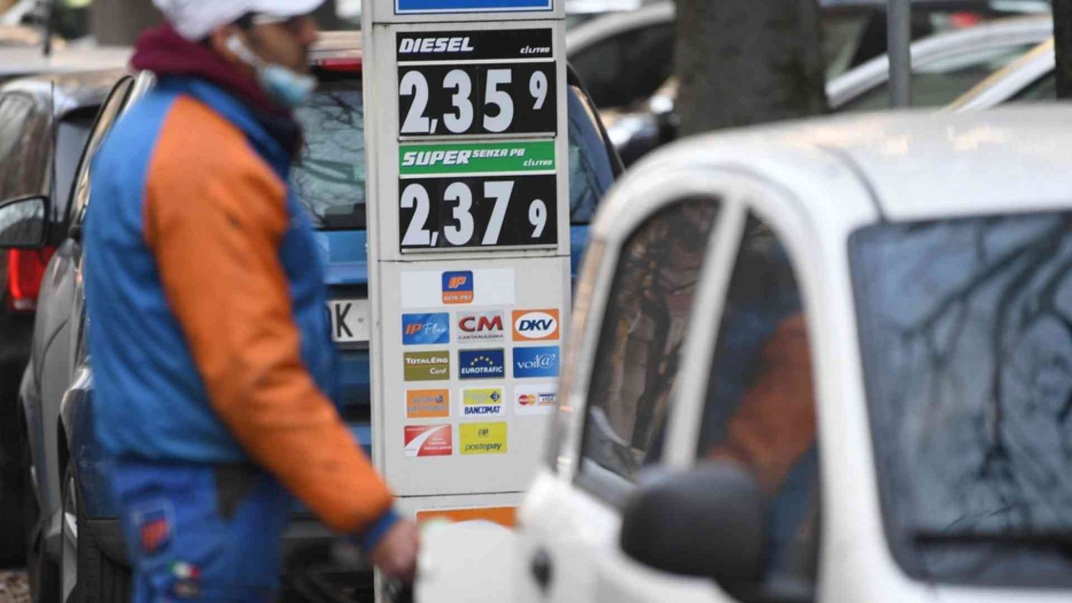 Le spese obbligate mettono in crisi le famiglie: sono il 43% dei consumi