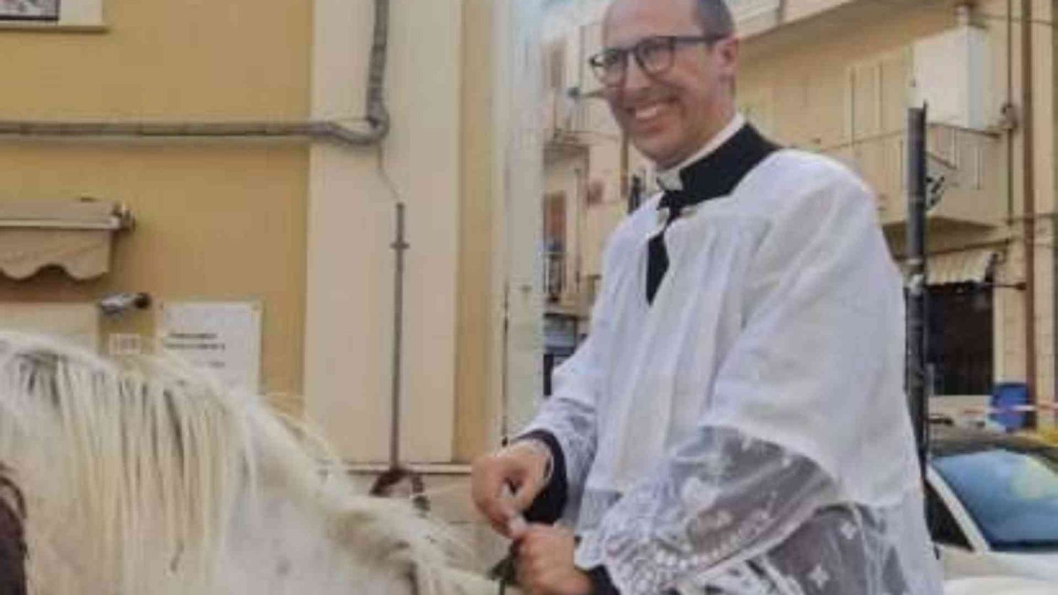 Don Giuseppe, dopo l’ordinazione l’ingresso in paese. A cavallo