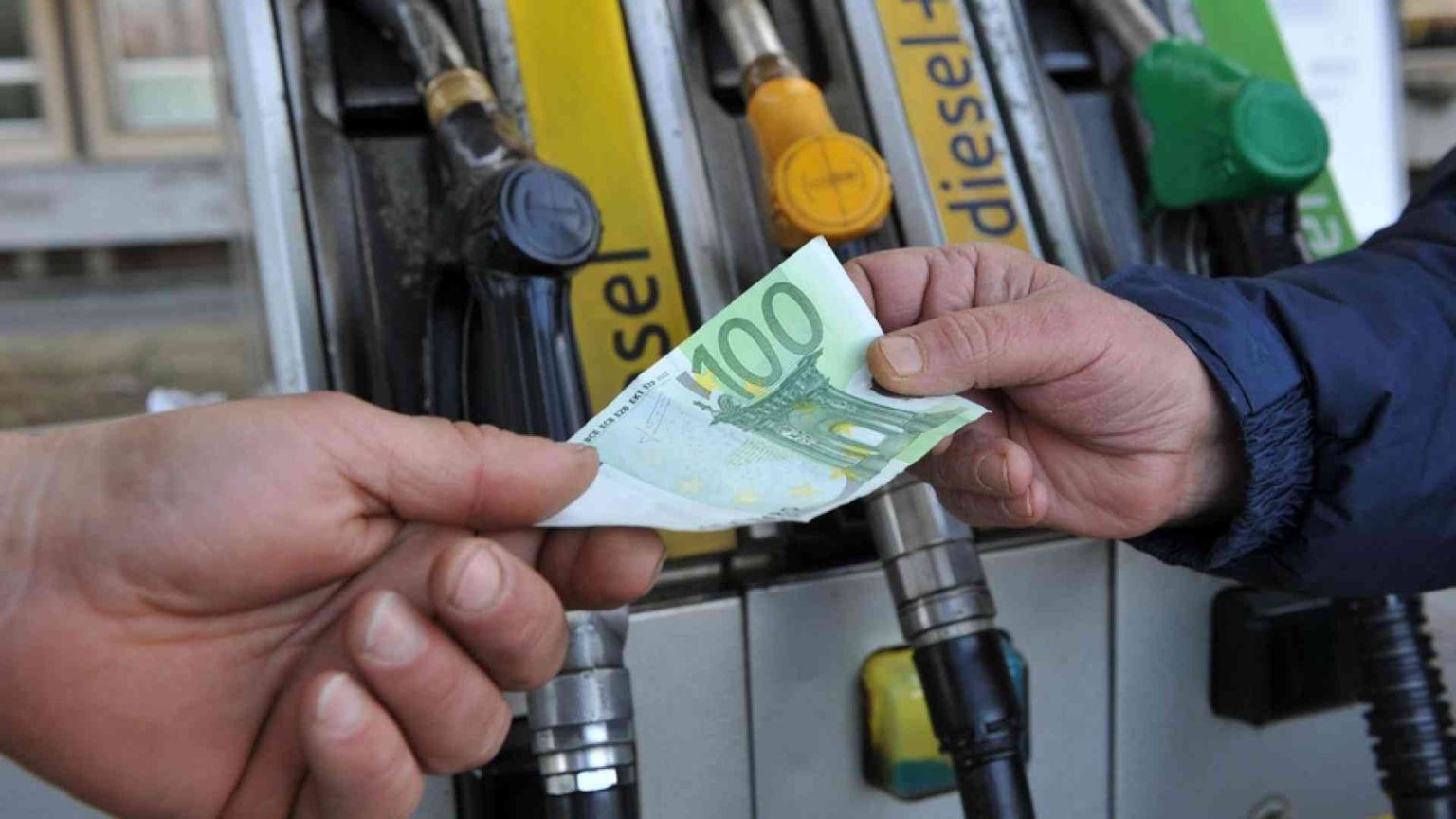 Bonus benzina: come funziona e a chi spettano i 200 euro