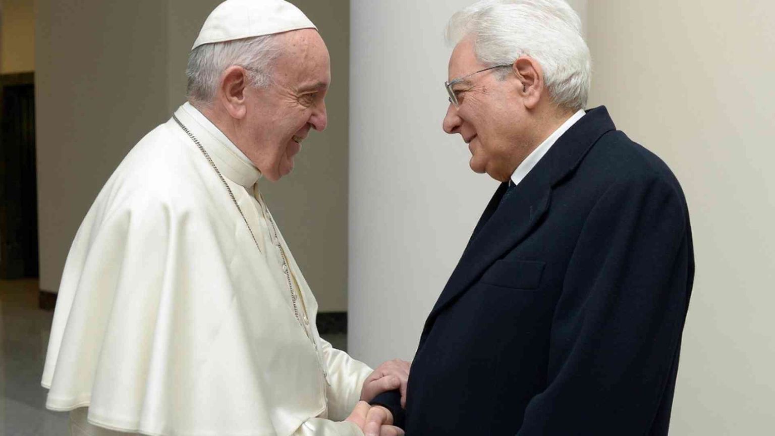 Gli 81 anni di Mattarella. Il Papa: suo contributo all'Italia fondamentale