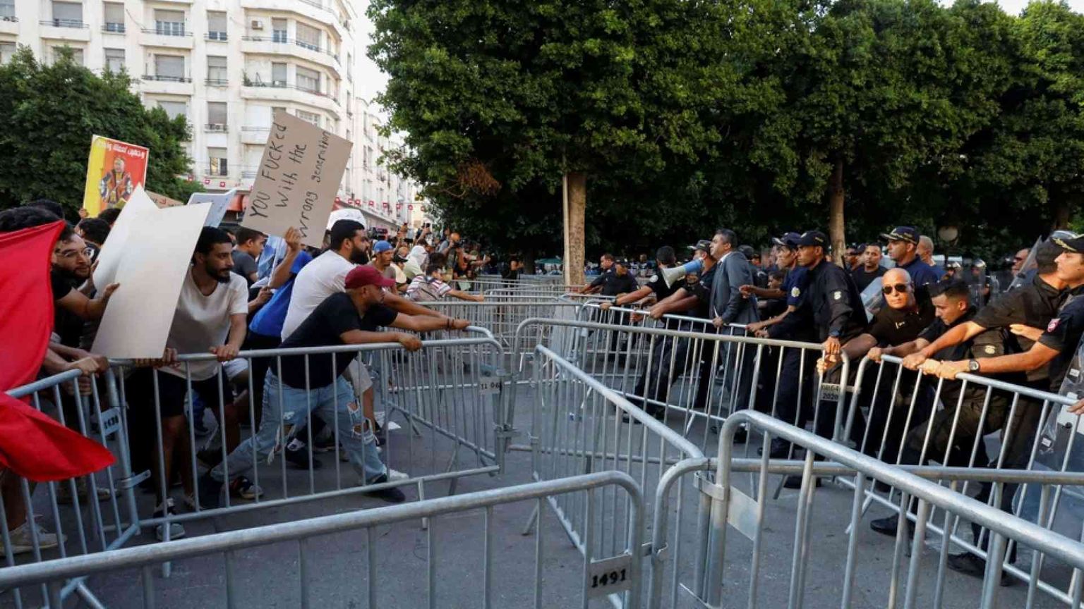 Rischio di involuzione autoritaria nel voto che spacca la Tunisia