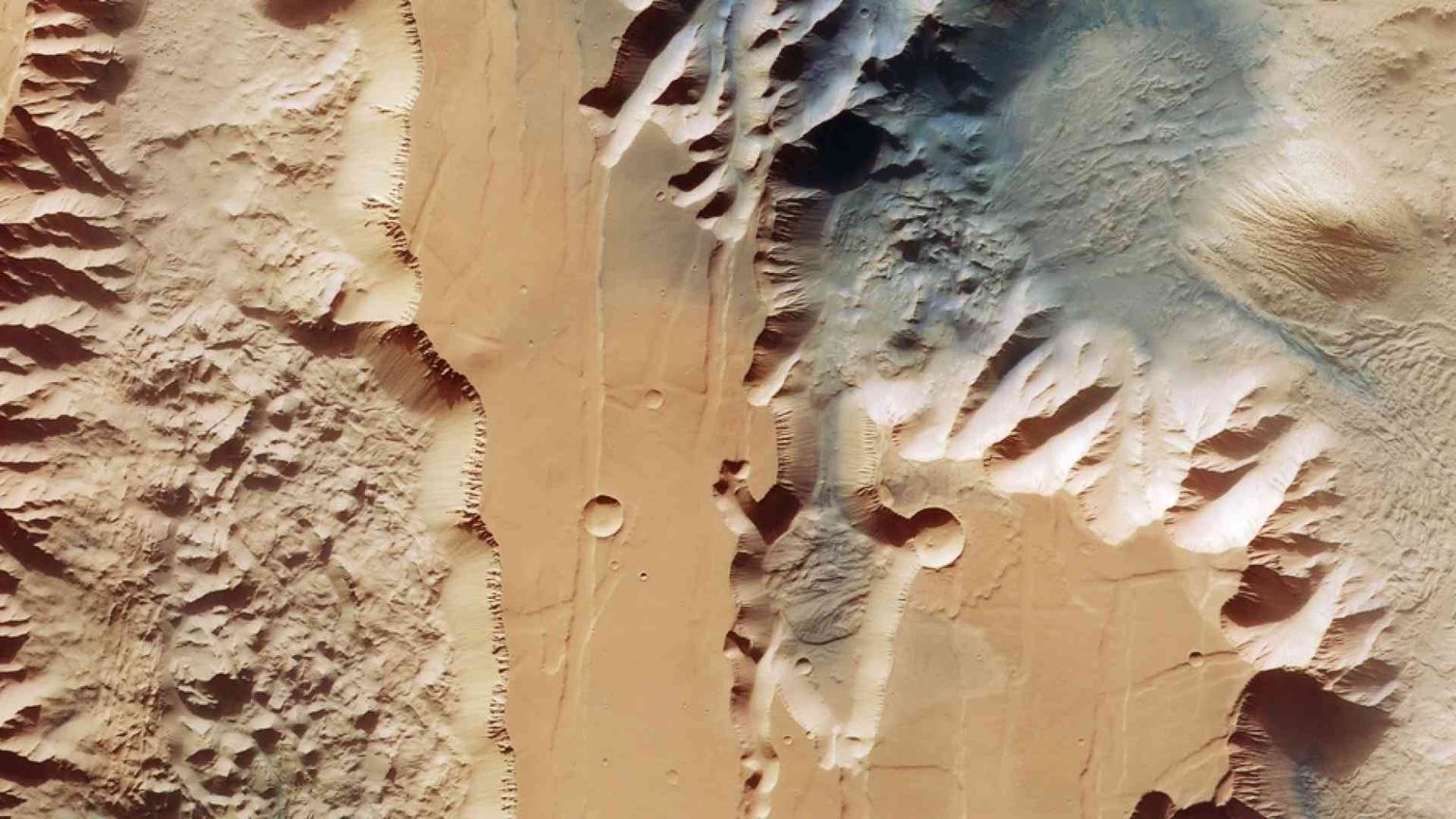 Ecco il "Gran Canyon" di Marte: 4mila km di lunghezza e 7 di profondità