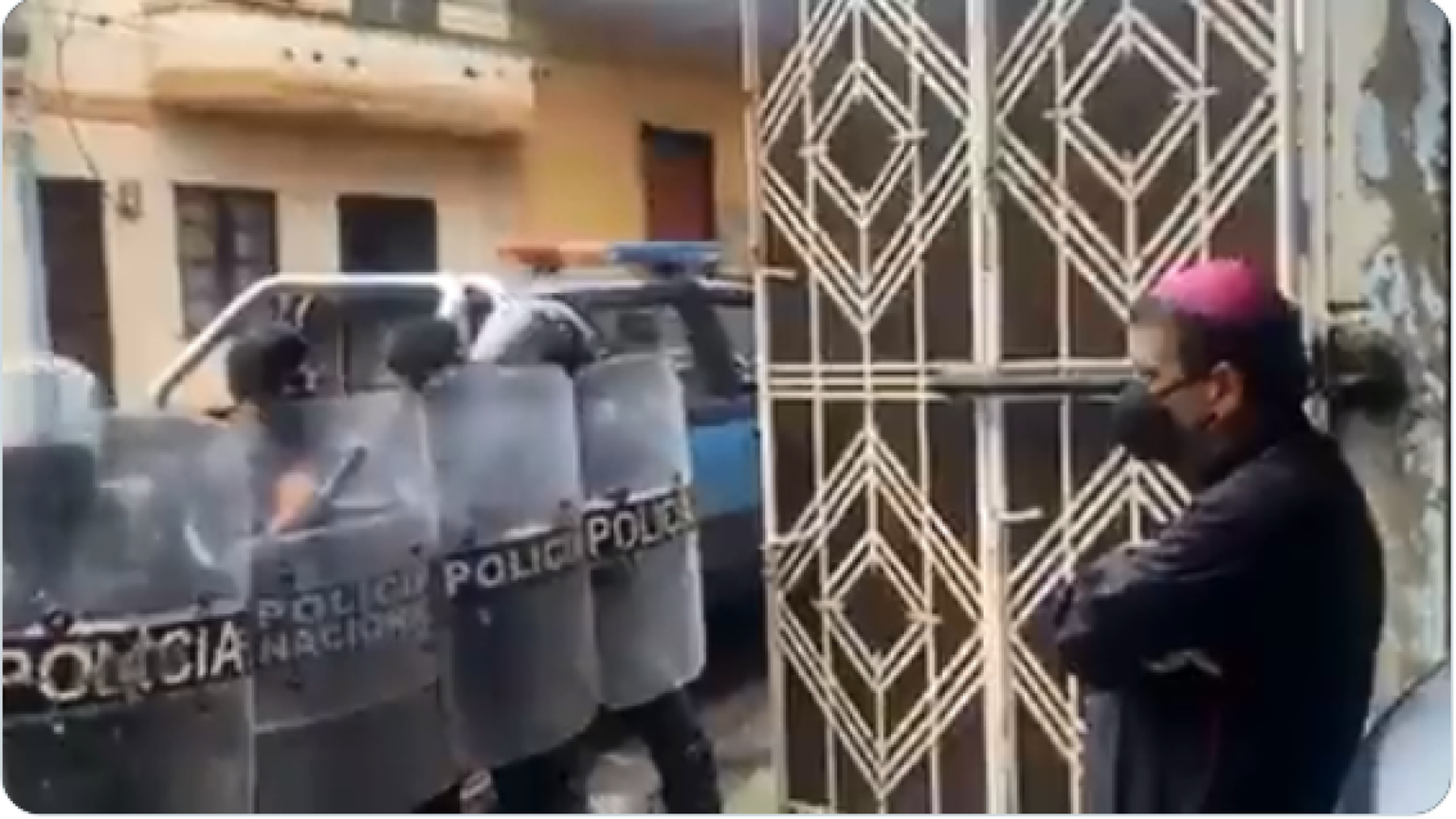 Il vescovo agli "arresti domiciliari" canta alla polizia "El amigo" / Video