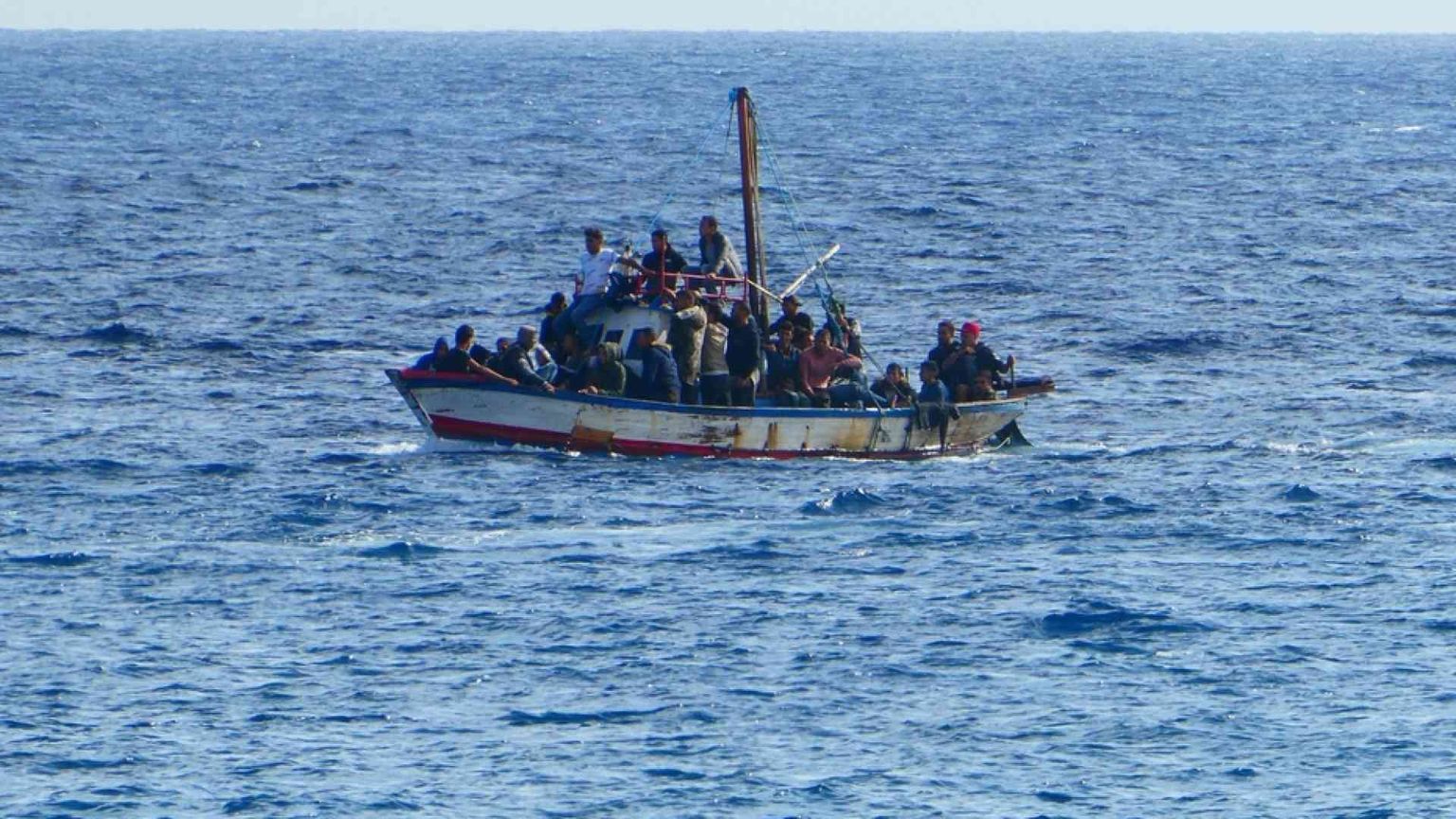 Barcone affonda nell'Egeo: decine di dispersi