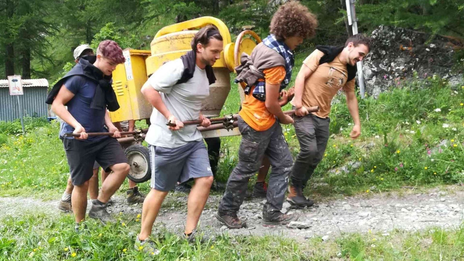 L'altra estate dei giovani che costruiscono un rifugio