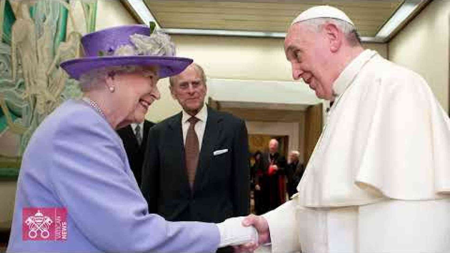 Elisabetta II, la regina che conobbe cinque Papi