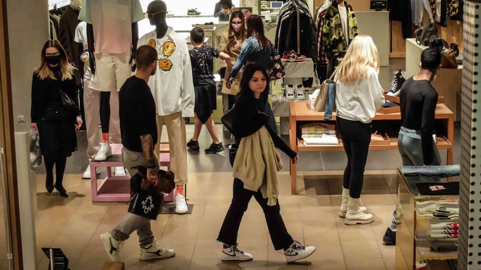 Negozi chiusi la domenica per risparmiare energia? Il no del commercio