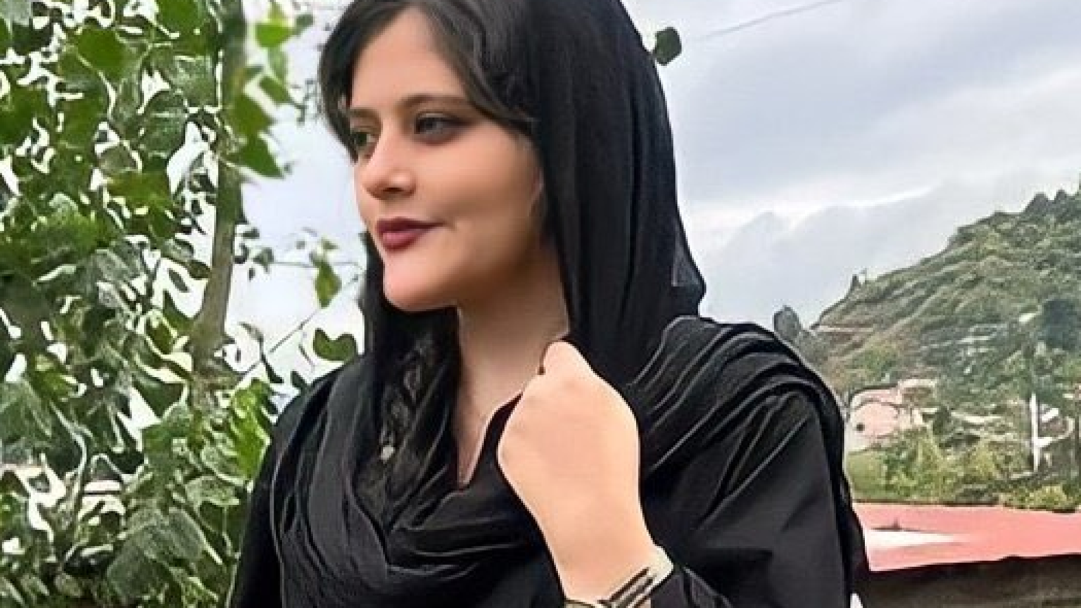 Non indossava bene il velo, 22enne morta dopo il fermo. La rabbia degli attivisti