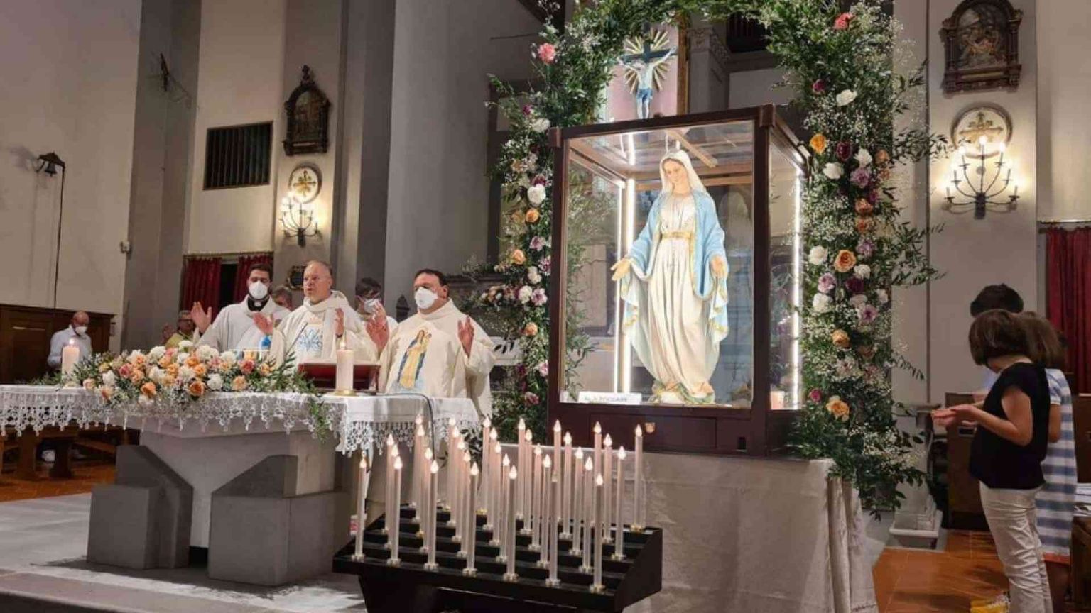 La statua della Vergine della Medaglia miracolosa pellegrina in tutta Italia