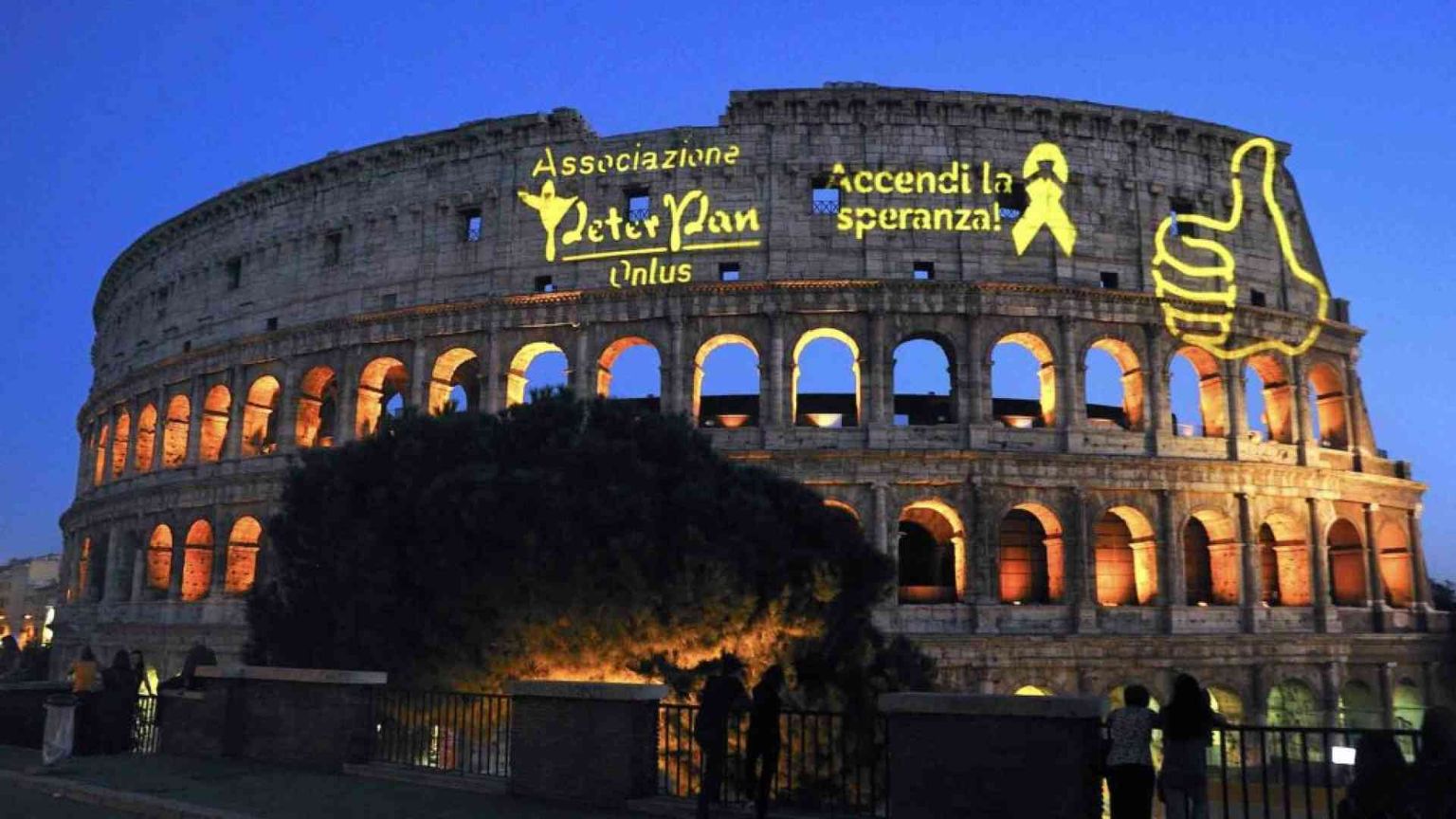 Il Colosseo illuminato da un Nastro d'Oro per i bimbi con un tumore