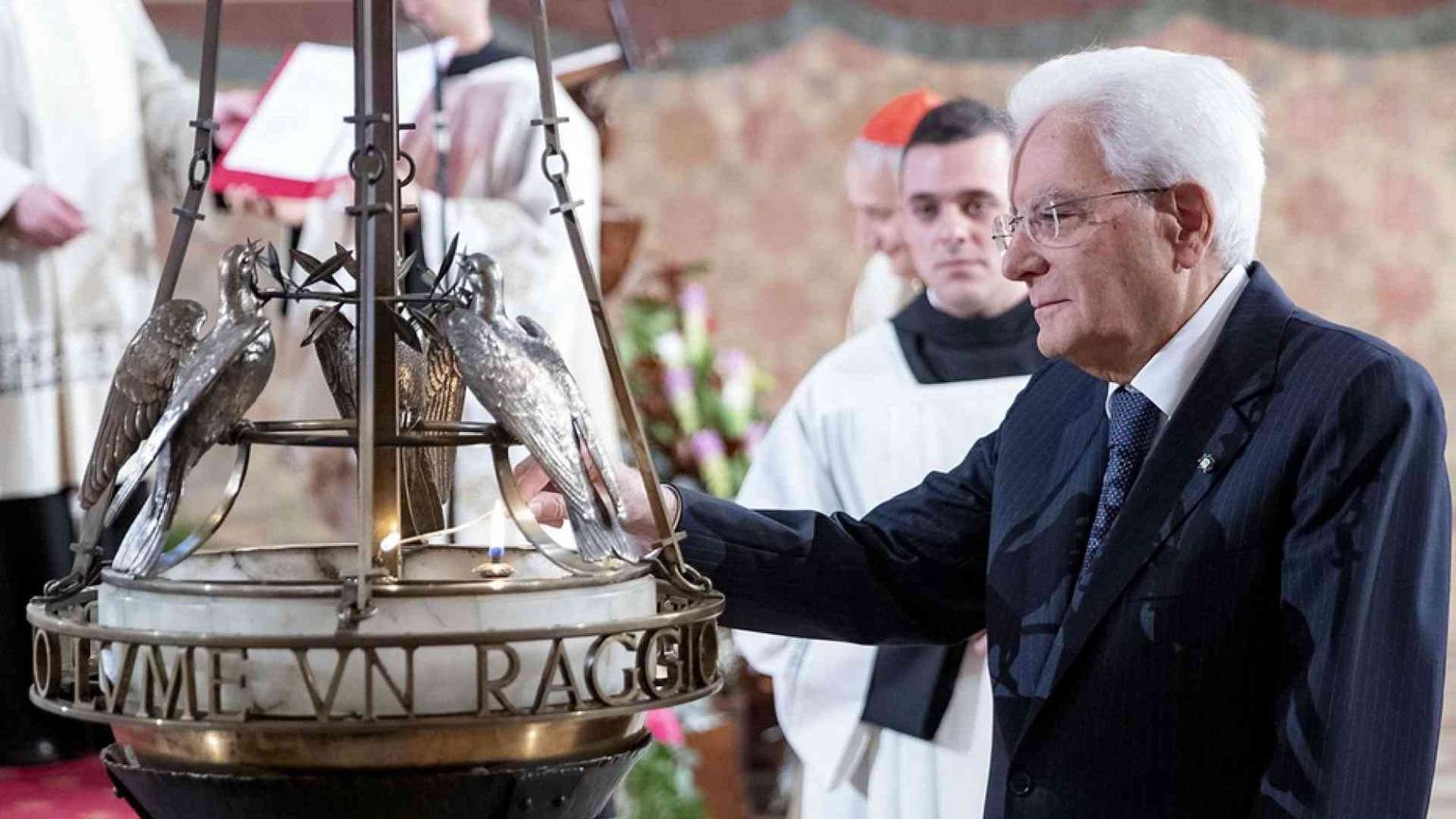 Mattarella ad Assisi: "Difendere pace e democrazia con mezzi coerenti"