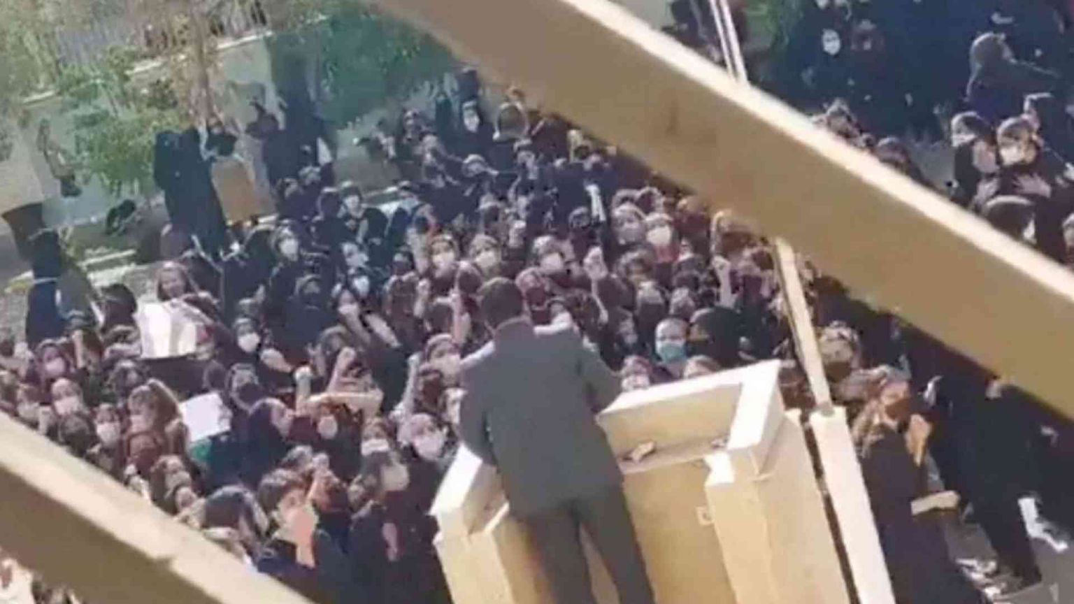 In Iran 154 morti, 9 sono minori. Arrestate "squadre di rivoltosi" armati