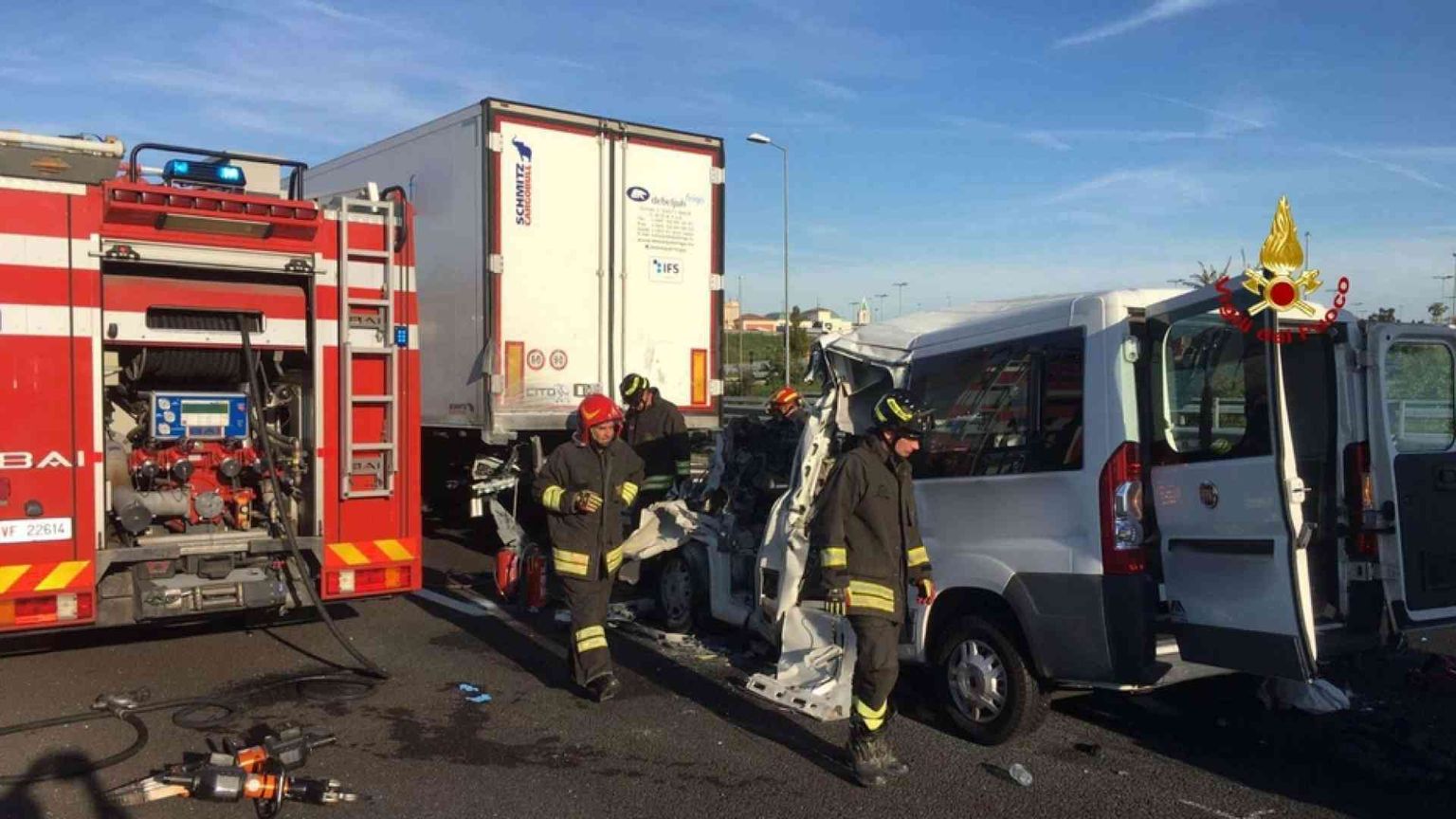 Pulmino con disabili a bordo tampona un camion, 6 morti