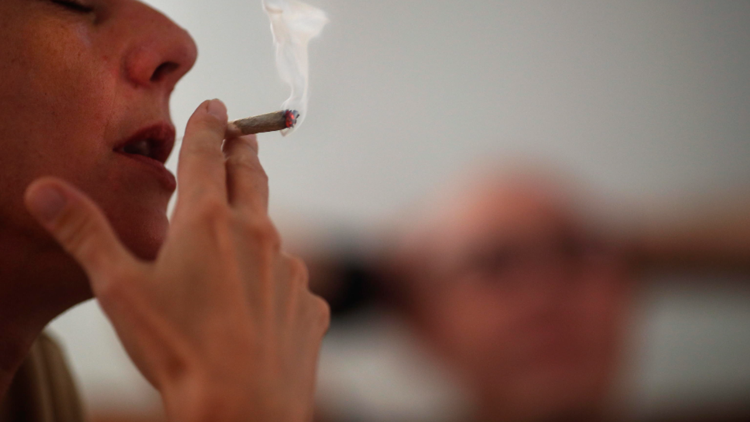 «Se vostro figlio "si fa le canne" serve dialogo, non punizioni»