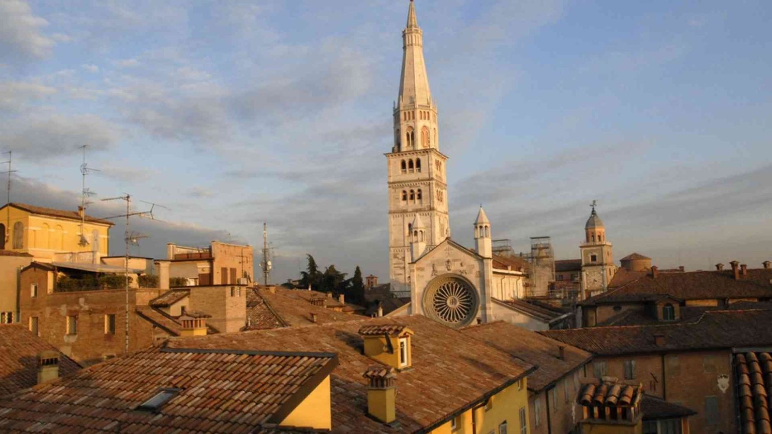Modena, due sacerdoti sollevati dalla guida della parrocchia