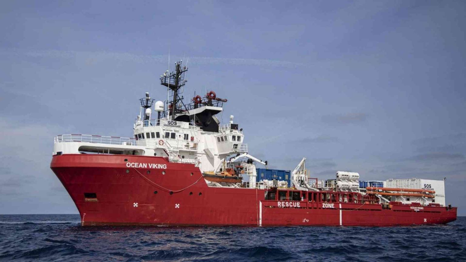 Asse tra Salvini e il ministro Piantedosi: stretta sulle ong