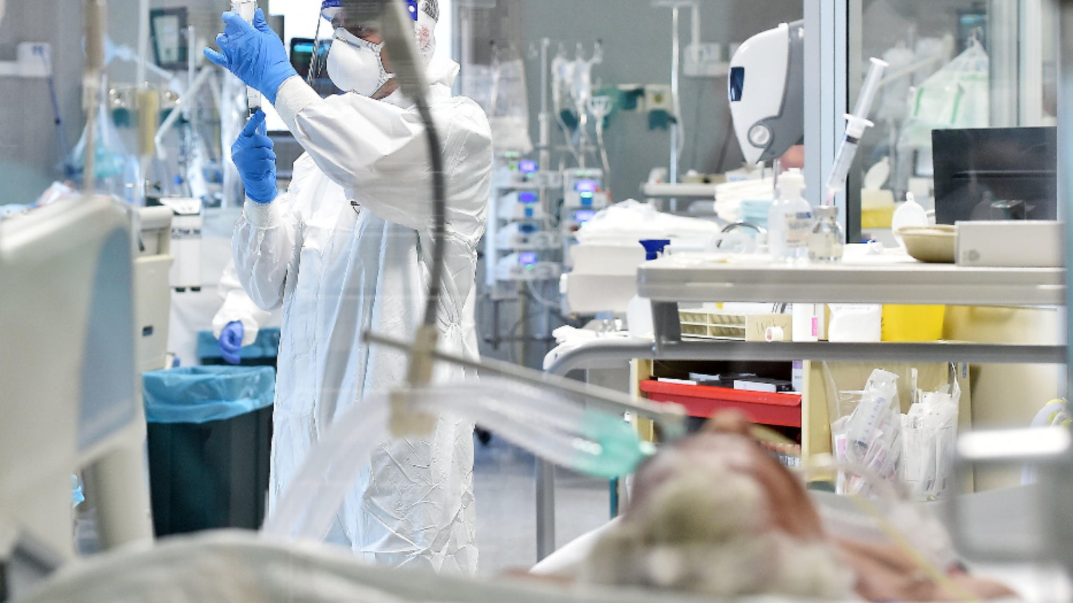 Il ministro: bollettino settimanale e reintegro dei sanitari non vaccinati