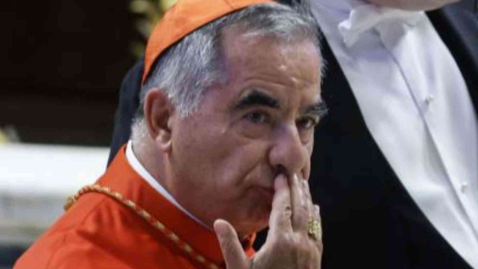 Becciu, nuova inchiesta in Vaticano. Il cardinale registrò il Papa al telefono