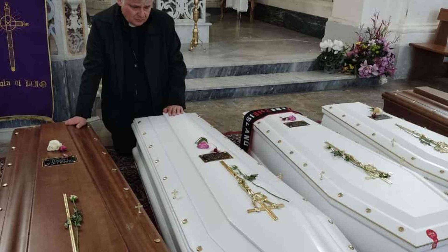 L'elemosiniere di papa Francesco vicino ai familiari delle vittime