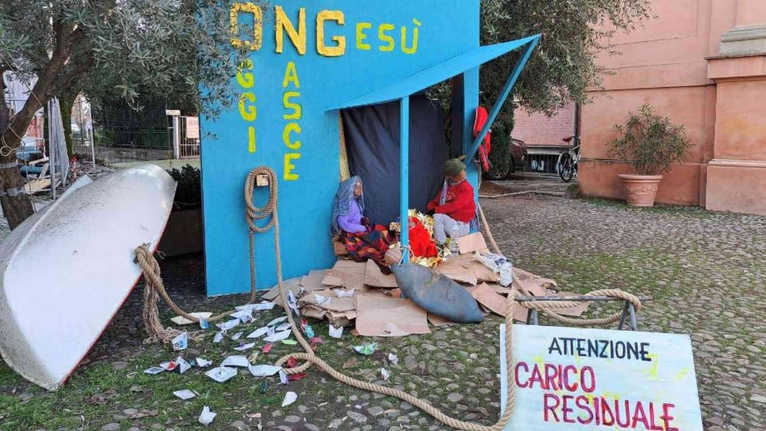 Il presepe dei migranti: la Natività rappresentata su una barca delle Ong