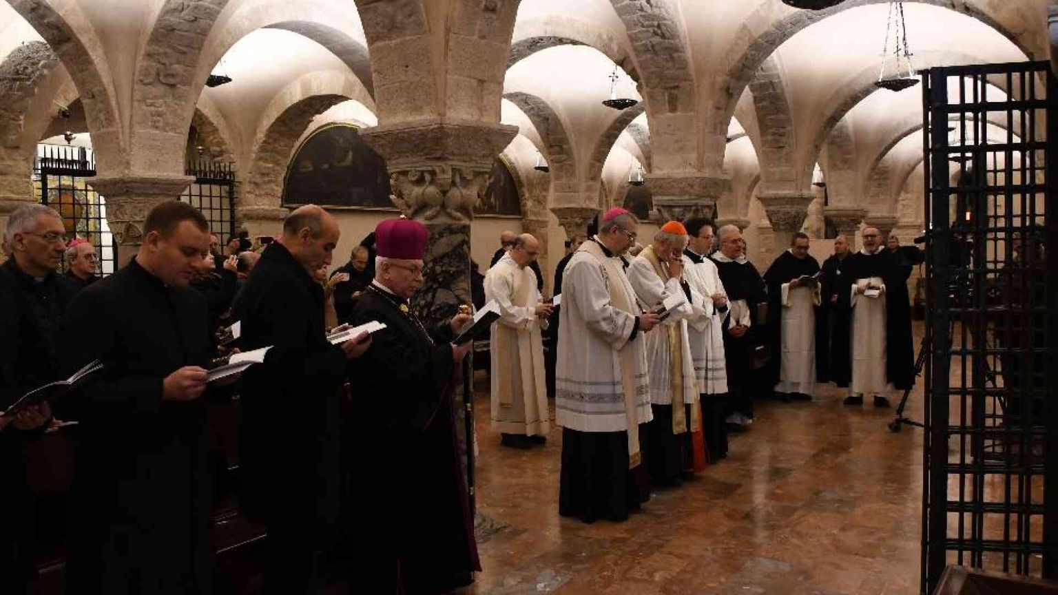 A Bari in preghiera per la pace. Zuppi: non è un sogno ma l'unica strada