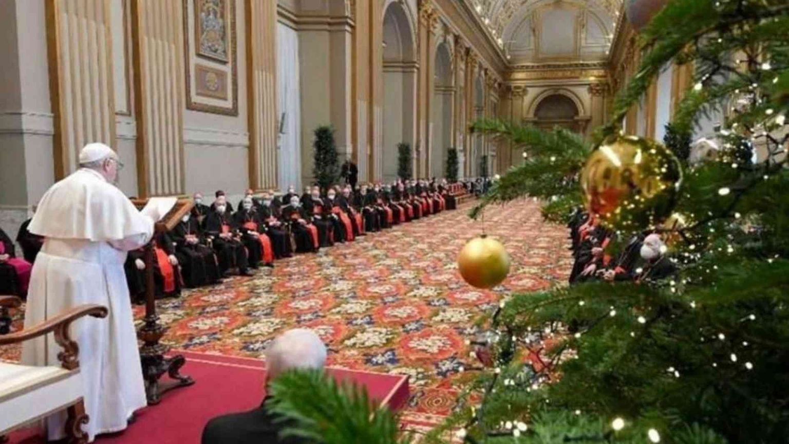 Il Papa alla Curia: gli abusi di potere sono come la violenza delle armi