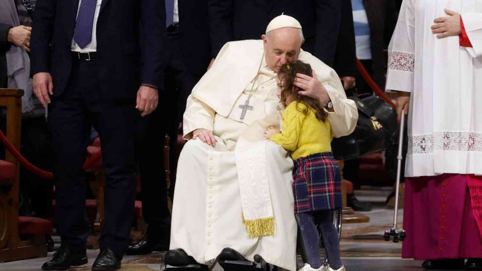 Papa Francesco: gratitudine per il dono di Benedetto, persona gentile