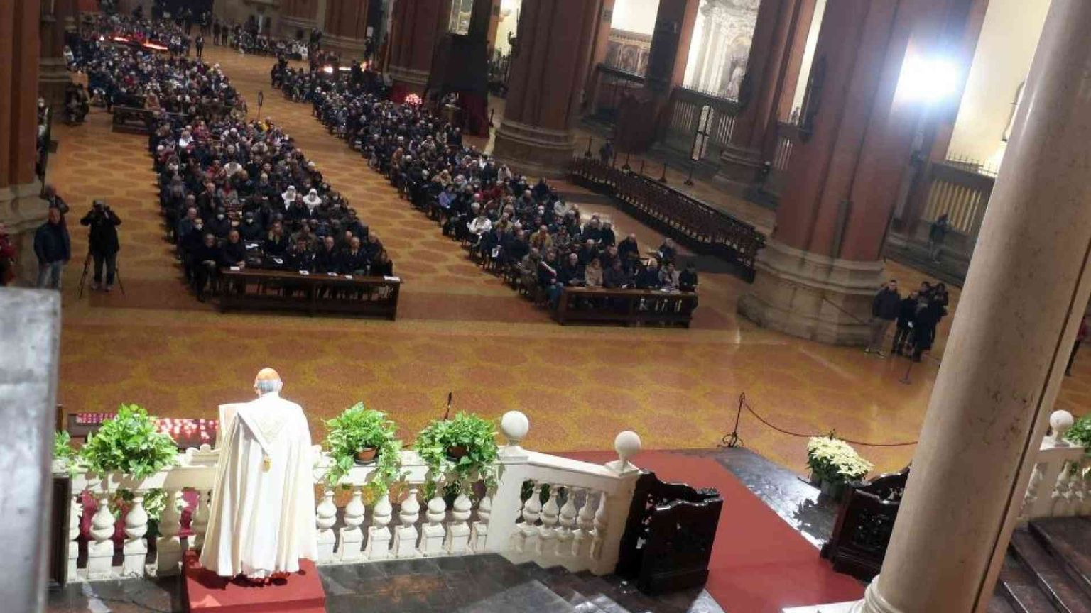Zuppi: «Sulla scia di Benedetto XVI siate operatori e artigiani di pace»