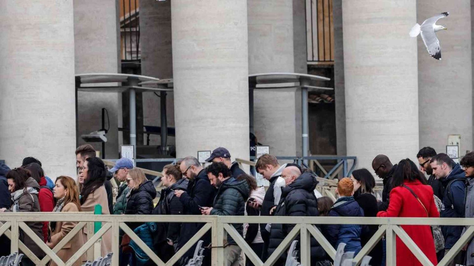 Anche oggi migliaia in coda per rendere omaggio a Benedetto