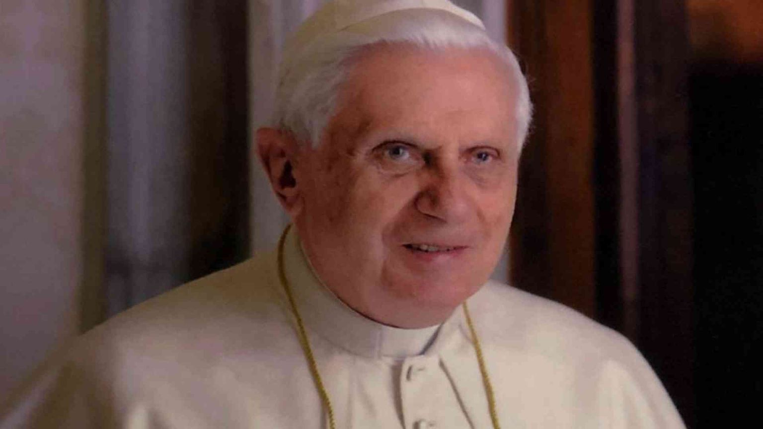 La foto di Benedetto XVI distribuita ai fedeli in piazza San Pietro