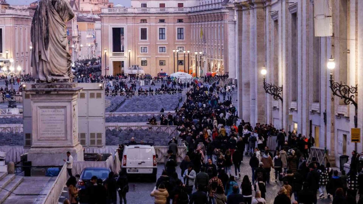 L’abbraccio del mondo a Benedetto XVI. Francesco: grande maestro di catechesi