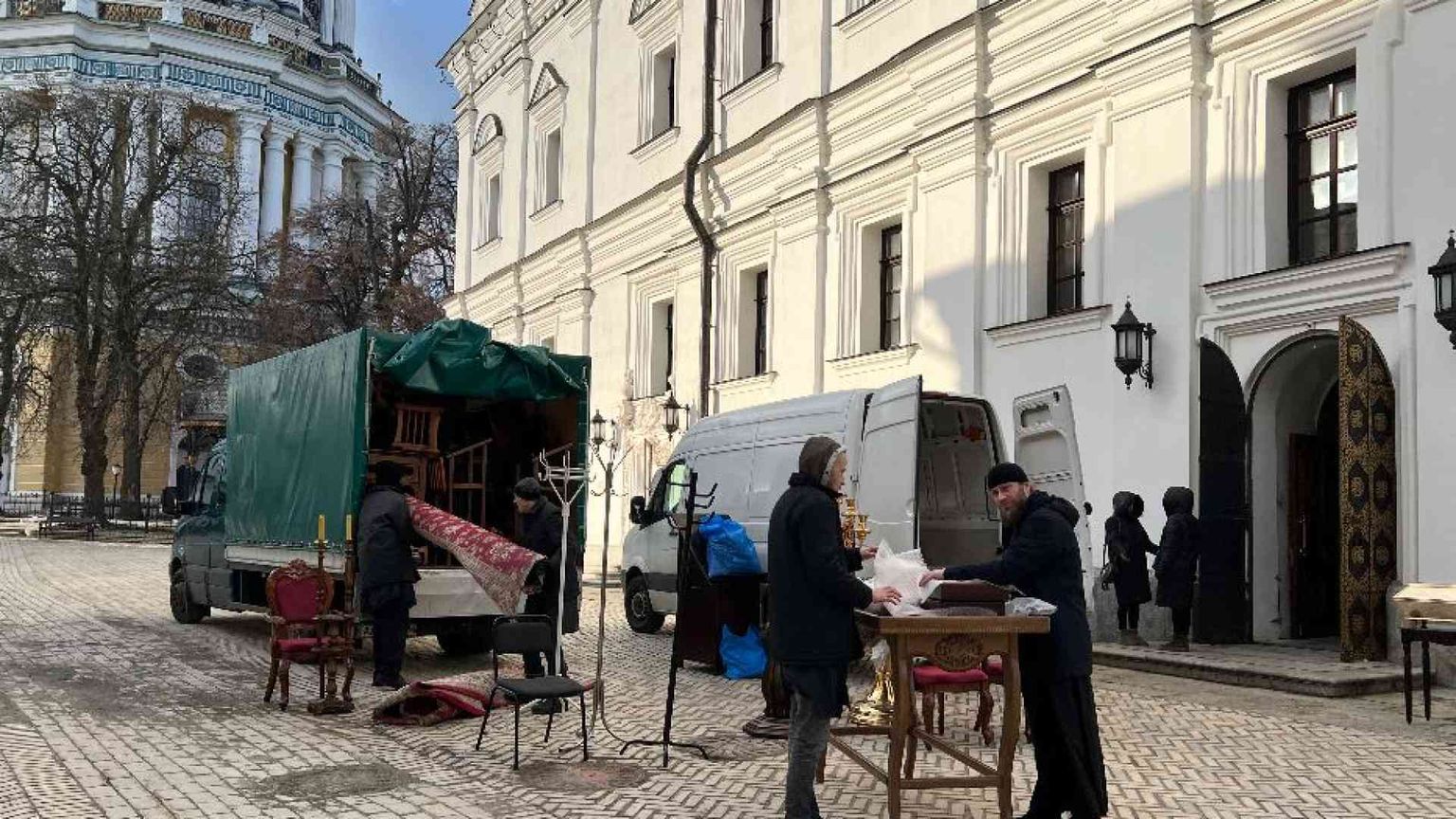 Kiev caccia dalla Cattedrale i monaci ortodossi legati a Mosca