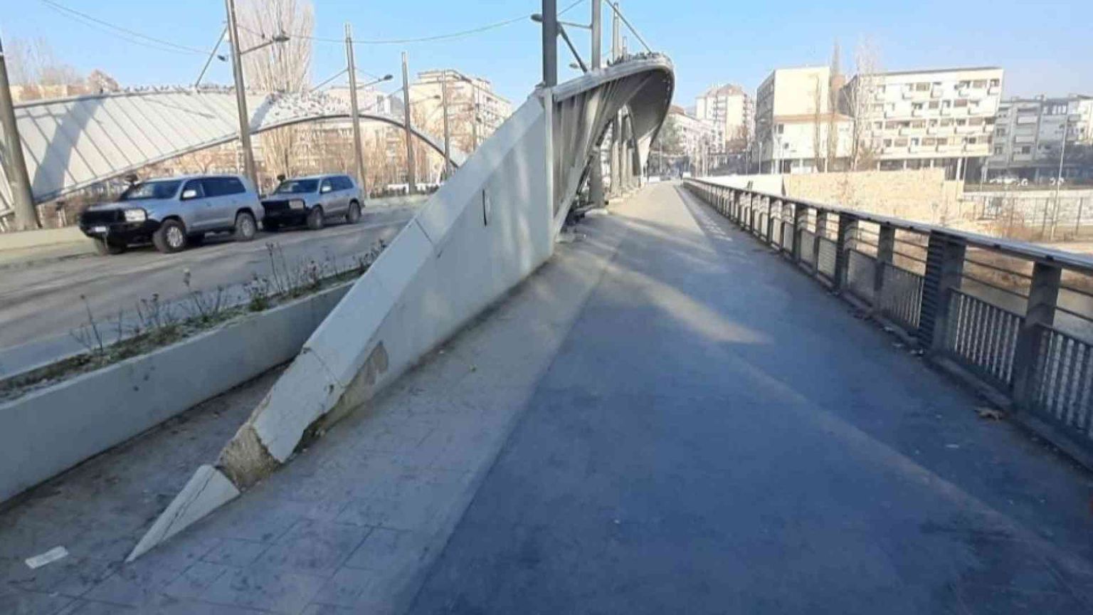 Kosovska Mitrovica, città di serbi e albanesi divisi dal fiume. Anche a Natale