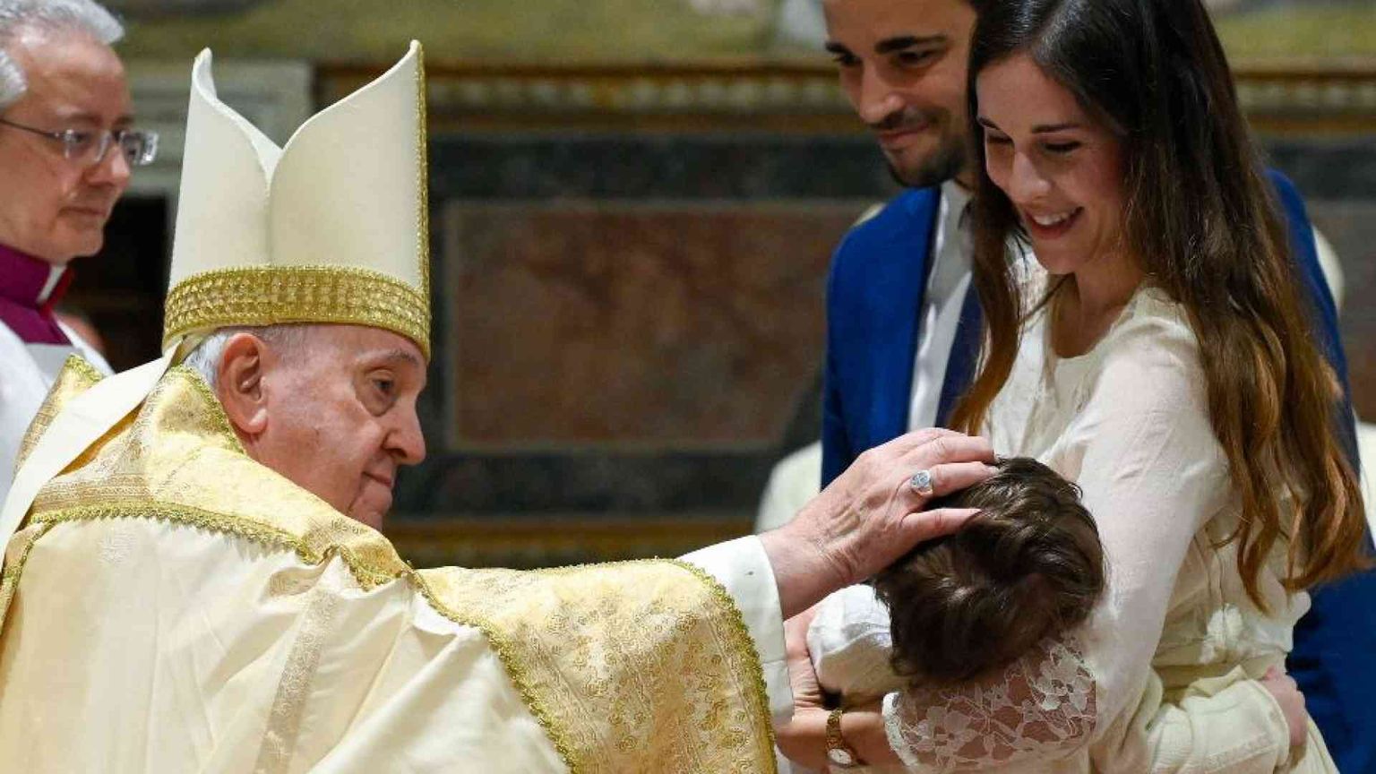Il Papa battezza 13 bambini: insegnate loro a pregare