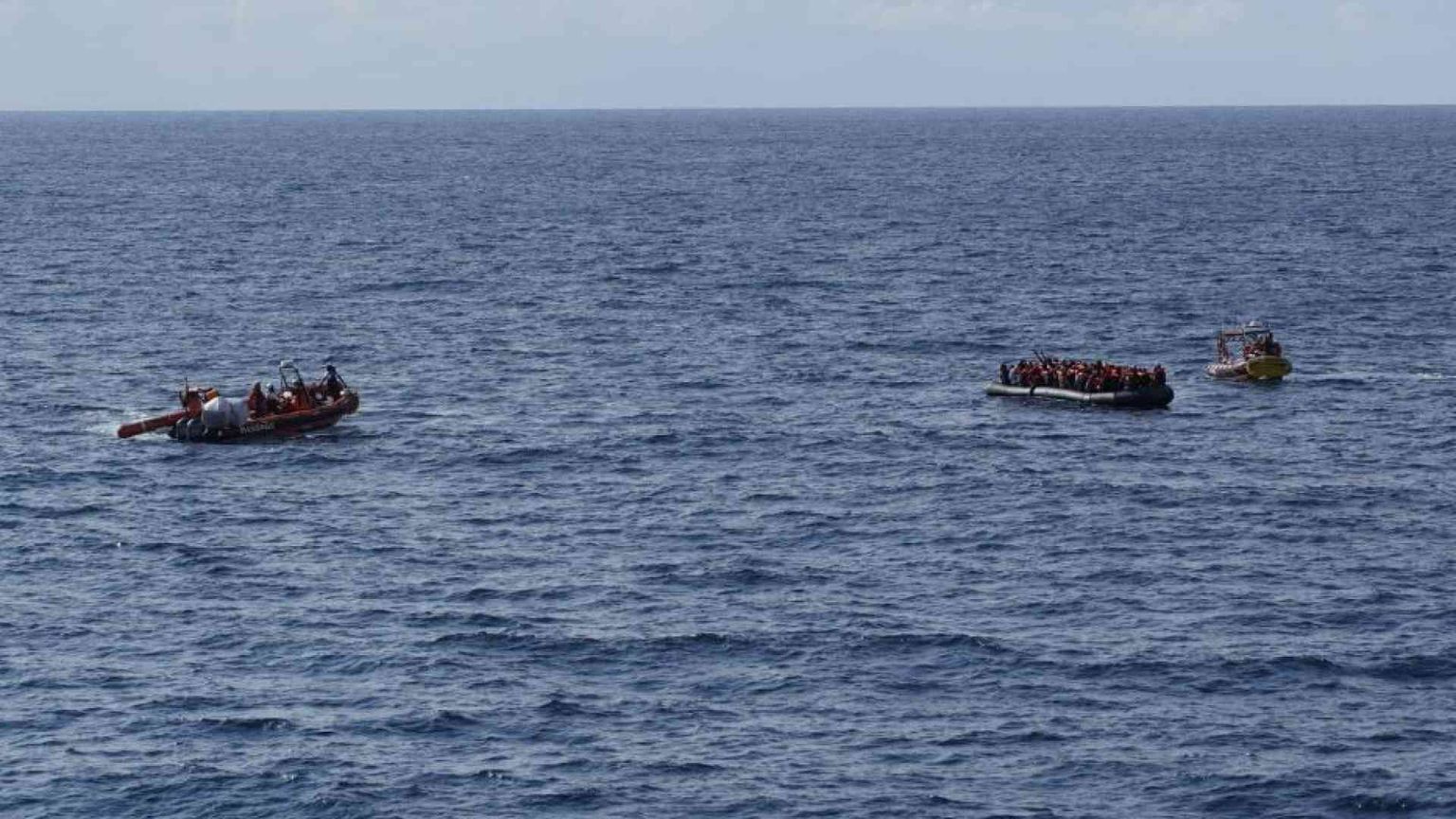 Libia-Italia, incontri pericolosi mentre i disperati arrivano sui barchini