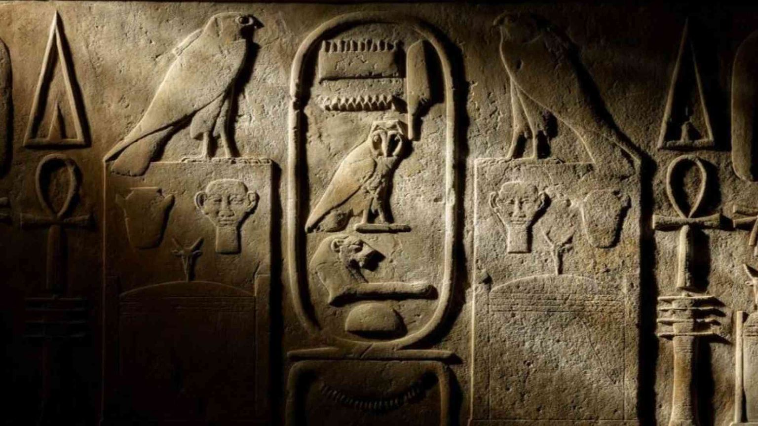 La stele di Rosetta e i segreti della scrittura