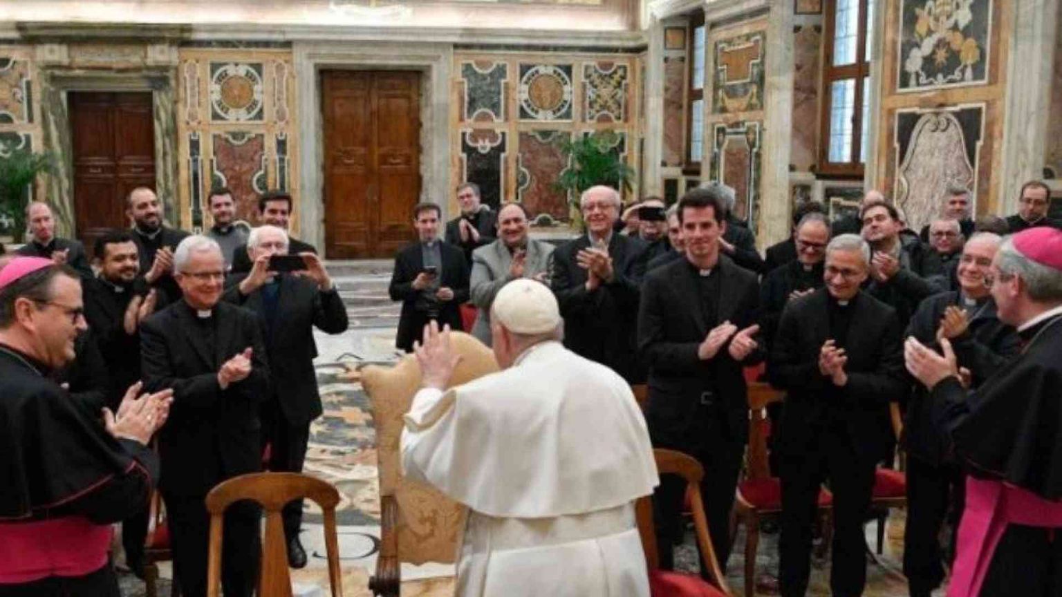 Papa Francesco ai preti: ai giovani testimoniate misericordia e intimità con Dio