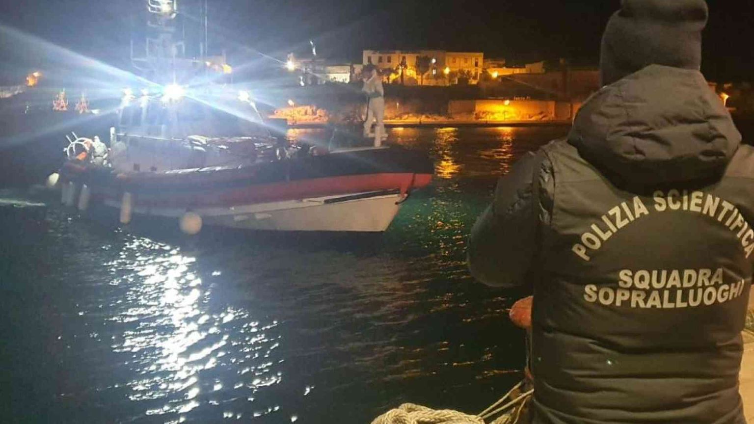 Morti in mare, due dispersi tra cui un neonato. La Procura apre un'inchiesta