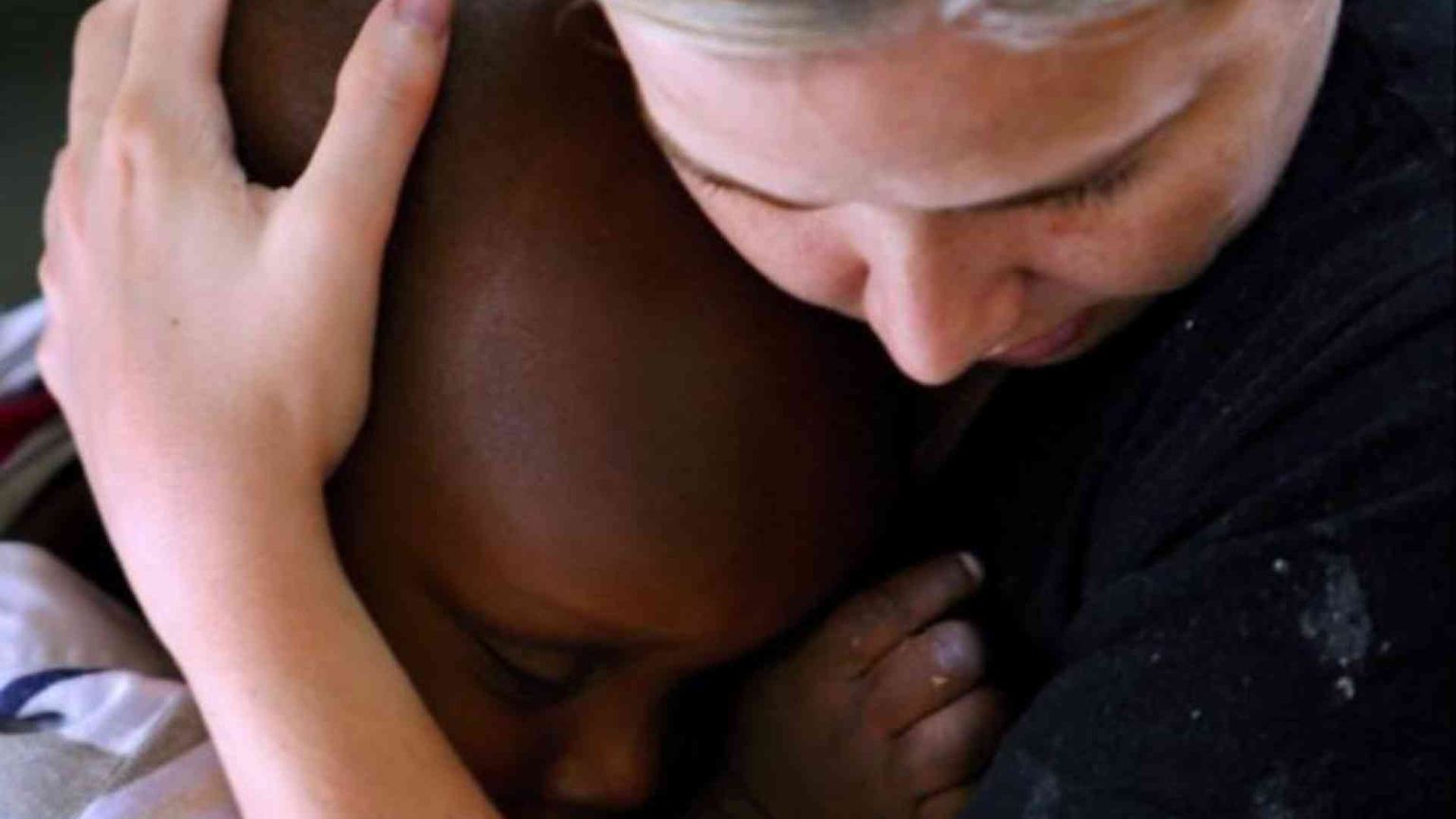 Soltanto 705 adozioni internazionali nel 2022, mai così pochi i minori arrivati