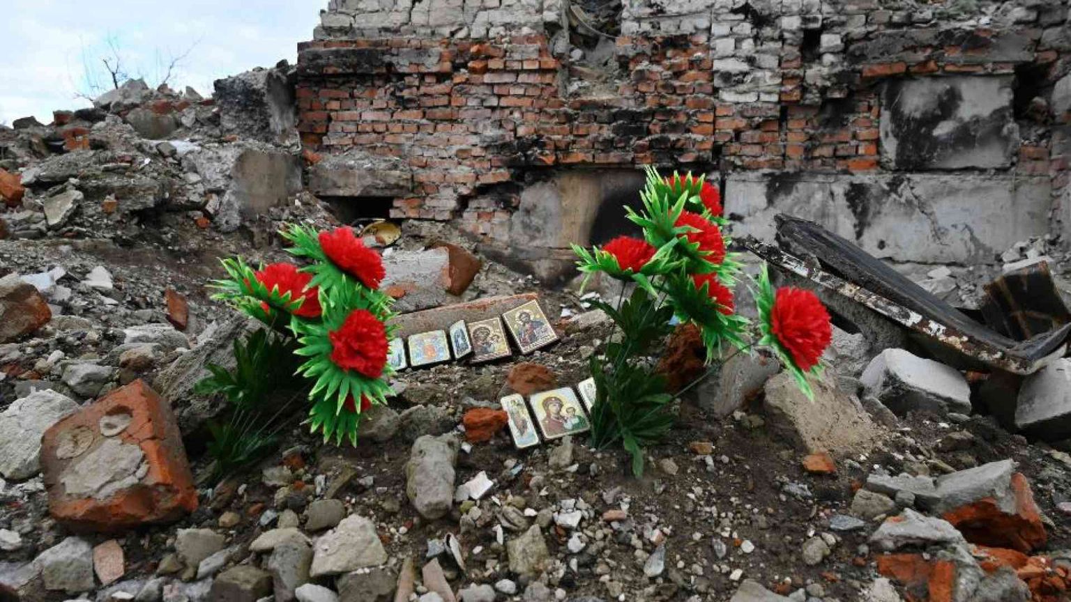 Ucraina, smettiamola di arruolare i morti e si pensi a un referendum