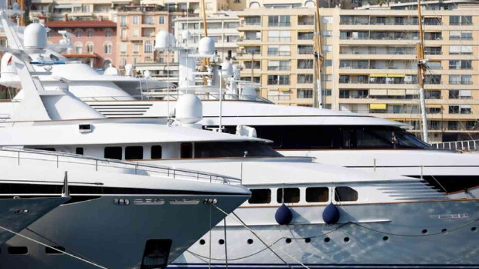 Gli oligarchi fuggiti da Londra adesso «piangono miseria» in altri lidi