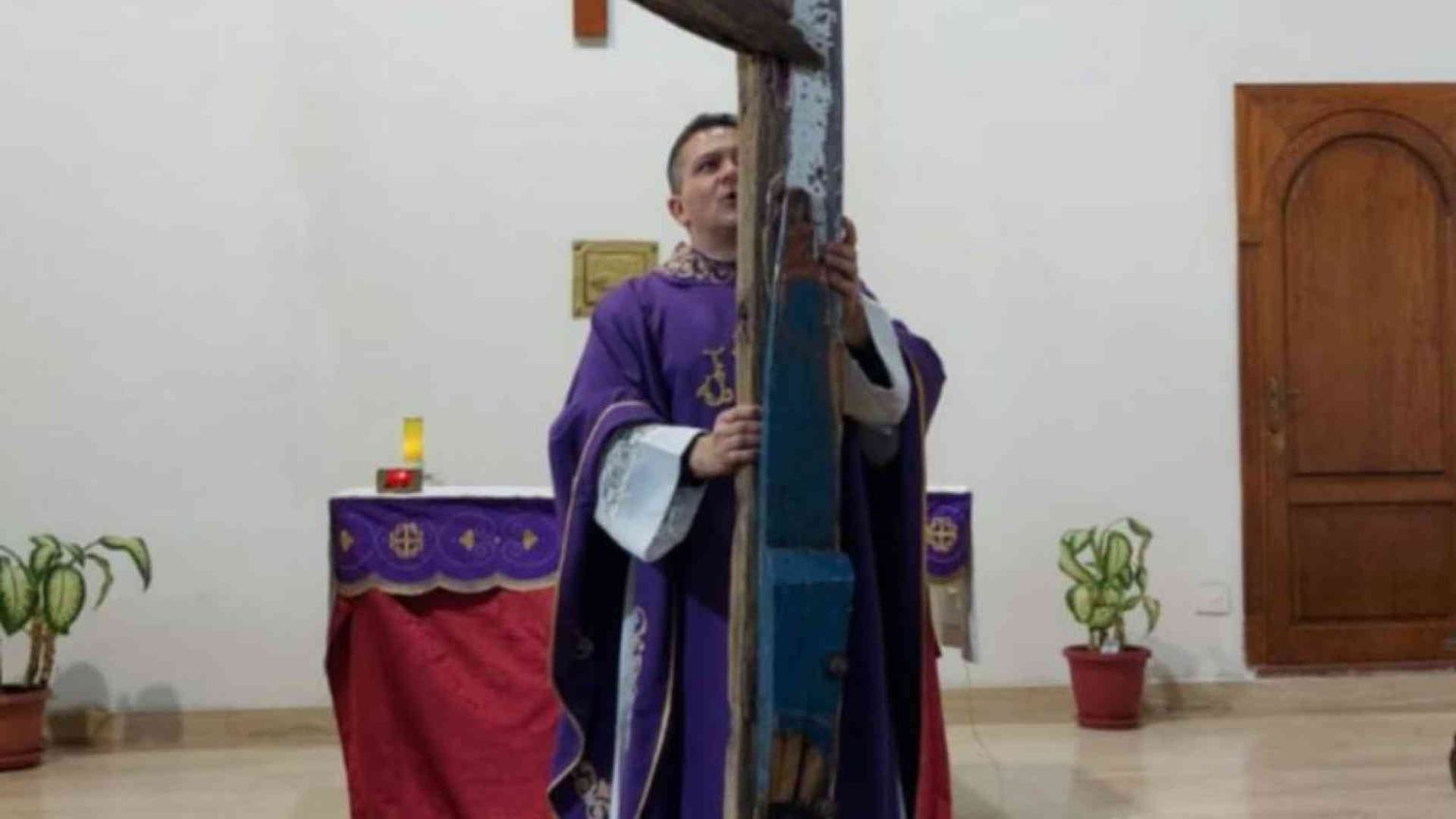 Una Croce con i legni del barcone di Cutro