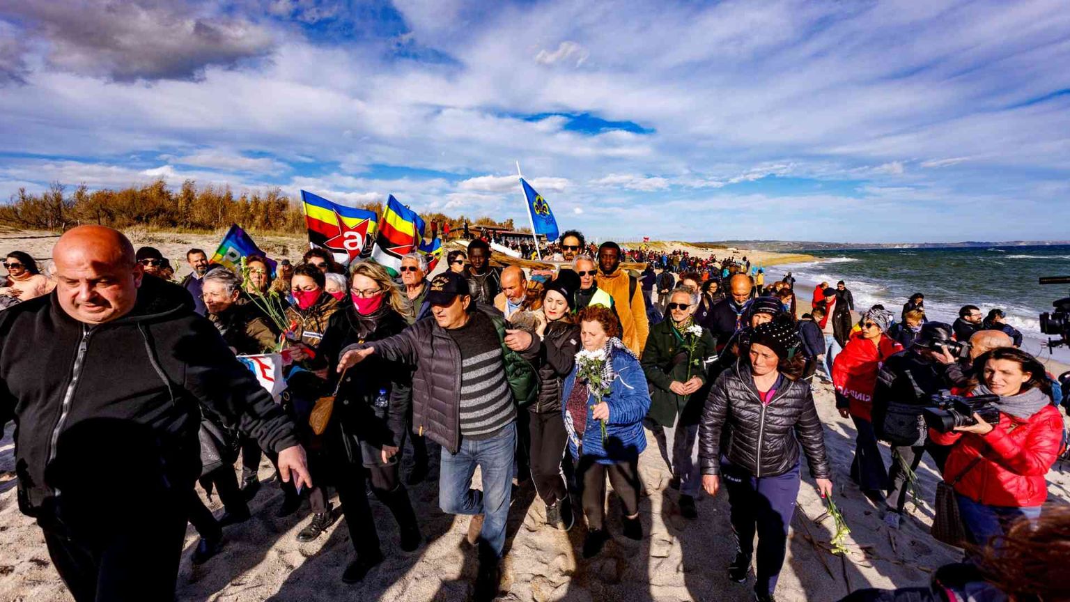 A migliaia sulla spiaggia del naufragio: «Fermare la strage subito»