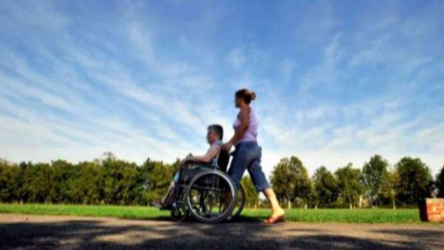 «Aumenti insostenibili». Badanti, chi paga per il nuovo contratto